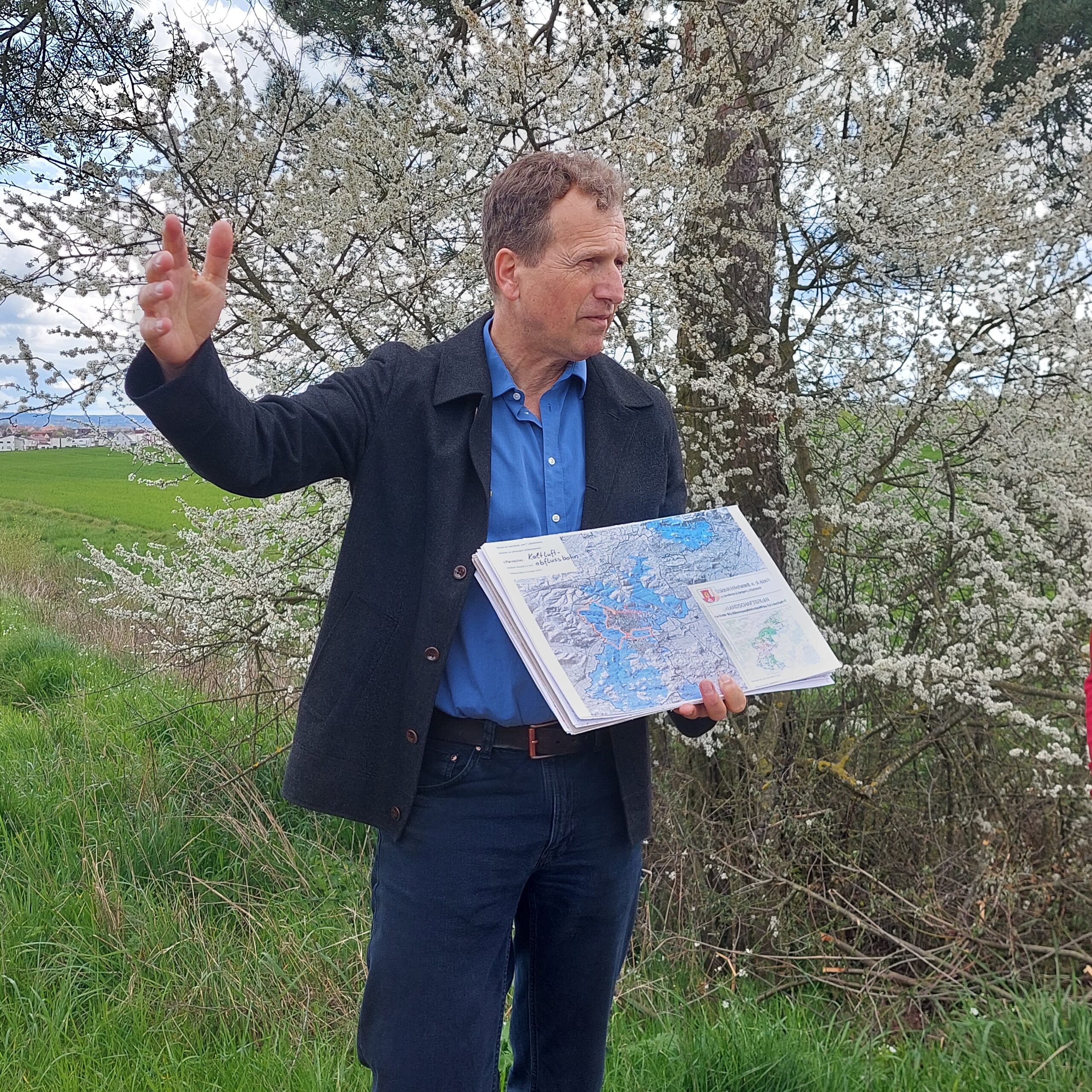 Peter Winkler - Stadtrat vom OV Höchstadt Bündnis 90/Die Grünen zeigt bei einem Spaziergang am Häckersteig die Bedeutung der Frischluftzonen