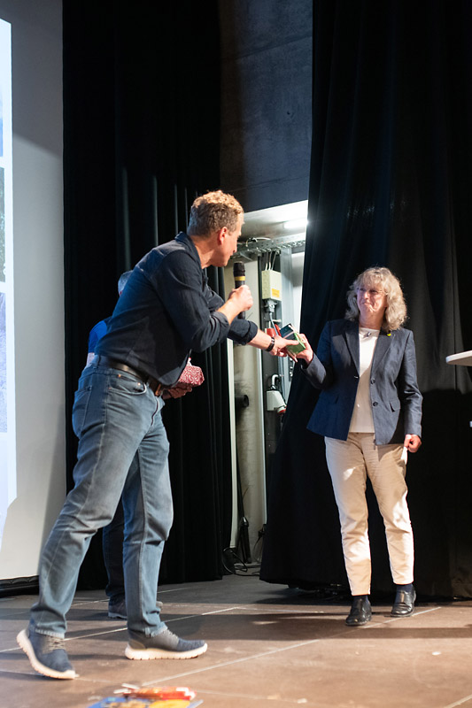 Peter Winkler dankt Kreisrätin Lydia Göbel für die Organisation