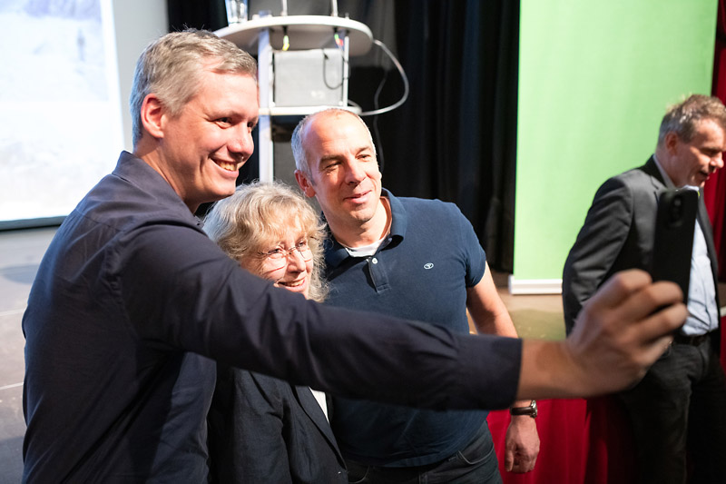 MdL Christian Zwanziger (B90/Grüne) macht ein Selfie mit Organisatorin Lydia Göbel und Redner Prof. Michael Krautblatter